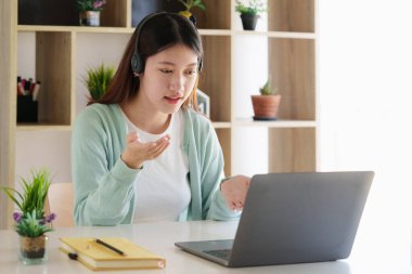 Gülümseyen Asyalı özenli öğrenci çevrimiçi ders çalışıyor. e-öğrenme eğitim kavramı.