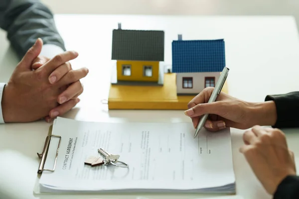 Close up Business woman or Real Estate agent explain signing agreement for buying house. Bank manager and real estate concept. — Stock Fotó