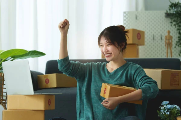 Concepto de entrega de caja de embalaje de marketing en línea. Mujer asiática startup pequeña empresa independiente con caja de paquetes para entregar al cliente. — Foto de Stock