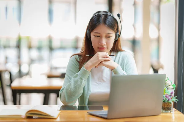 Leende asiatisk uppmärksam student studerar online klass. Begreppet e-lärande. — Stockfoto