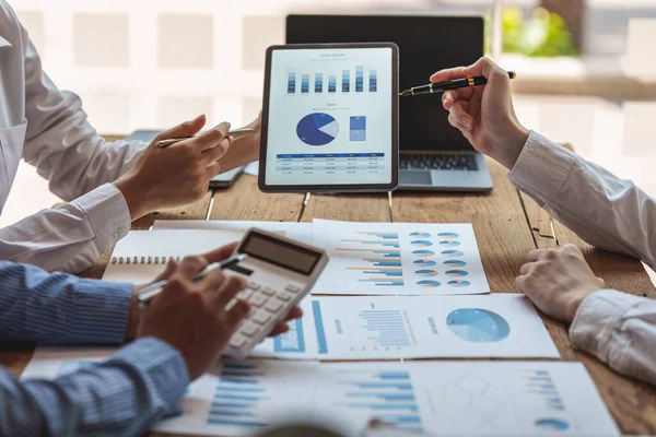 Dijital tablet ve yönetimle çalışan bir grup bilişim danışmanı büyük veriler elde ediyor ve şirketin mali belgelerini analiz ediyor.