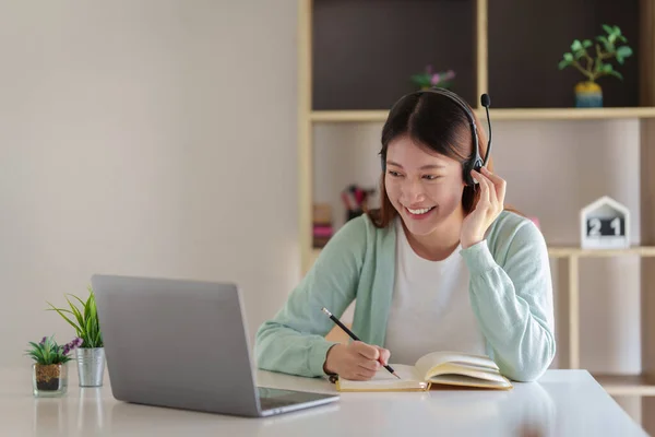 E-learning Online Education concept. Asian woman attentive student student video conference e-learning with teacher on laptop computer at home. — Stockfoto