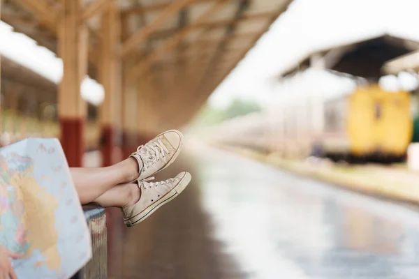 Młoda kobieta podróżnik patrząc na mapy planowania podróży na dworcu kolejowym. Koncepcja stylu życia w lecie i podróży. — Zdjęcie stockowe