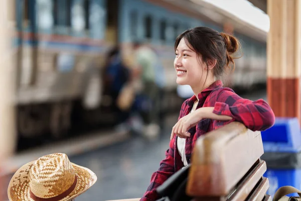Mooie reiziger met rugzak gaat met de trein naar de zomerreis. Reisconcept. — Stockfoto