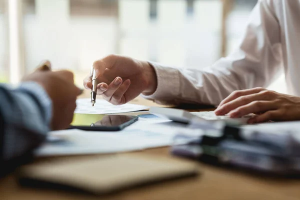 Affärsmän Möte för att diskutera och brainstorma den finansiella rapporten pappersarbete på hemmakontoret. Ekonomisk rådgivare lagarbete och redovisning koncept. — Stockfoto