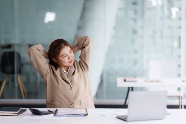 İş portresi ya da muhasebeci kadın sıkı çalışmadan sonra dinleniyor.