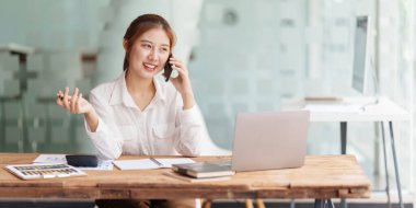 Çekici bir iş kadını cep telefonuyla konuşuyor. Finans, Hesap, Emlakçı Konsepti.