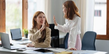 Başarılı bir iş ve hedeflere ulaşan bir ortak. Hesap ve Finans kavramı.