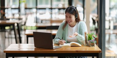 Genç üniversite öğrencisinin E-öğrenme, çevrimiçi, eğitim konsepti olarak adlandırılan videoyla öğretmenine soruları ve cevapları var