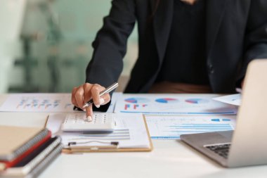 İş kadınlarını kapatın ve şirket bütçesini denetleyin. Finans kavramı.