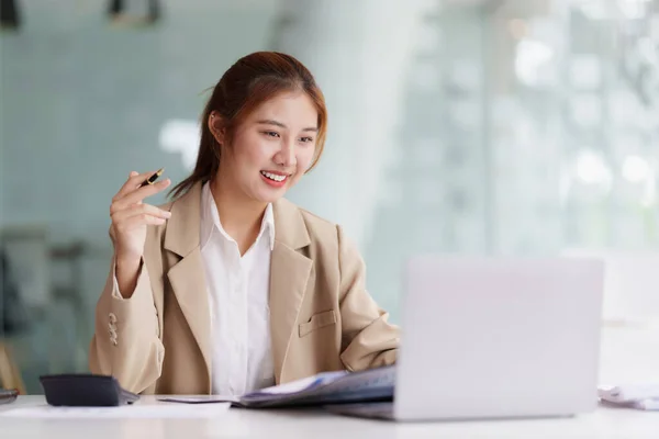 Mulher de negócios encantadora conversando com o cliente por videochamada. Finanças, Conta, Conceito de agente imobiliário. — Fotografia de Stock