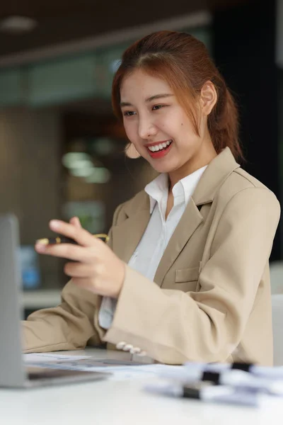 Encantadora mujer de negocios asiática hablando con el cliente por videollamada. Concepto de agente financiero e inmobiliario. —  Fotos de Stock