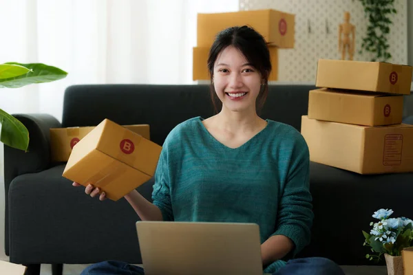 A portrait of Asian woman, e-commerce employee freelance with parcel box for deliver to customer. Online marketing packing box delivery concept. — Φωτογραφία Αρχείου