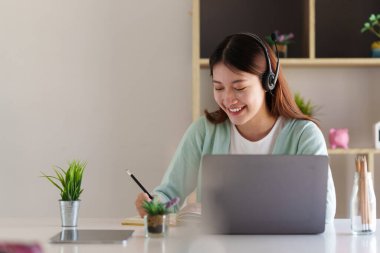 Gülümseyen Asyalı özenli öğrenci çevrimiçi ders çalışıyor. e-öğrenme eğitim kavramı.