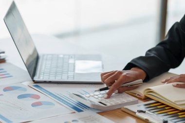 Şirketin mali sonuçlarını ve bütçesini hesaplamak için hesap makinesi kullanarak Business Woman Hand 'i kapatın. Hesap Denetim Kavramı.