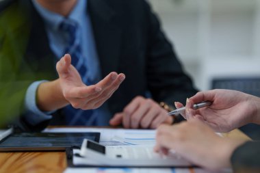 Bir grup İşadamı ve Muhasebeci, yolsuzluk hesabının soruşturulması için dijital tablet üzerindeki veri belgelerini kontrol ediyor. Rüşvet karşıtı kavram.