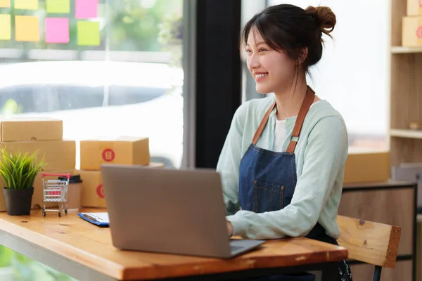 A portrait of Asian woman, e-commerce employee freelance with parcel box for deliver to customer. Online marketing packing box delivery concept. — Φωτογραφία Αρχείου