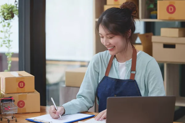 A portrait of Asian woman, e-commerce employee freelance with parcel box for deliver to customer. Online marketing packing box delivery concept. — Φωτογραφία Αρχείου