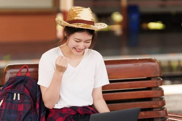 Afbeelding van Young freelance werken op het station voor de reis. werk- en reisconcept — Stockfoto