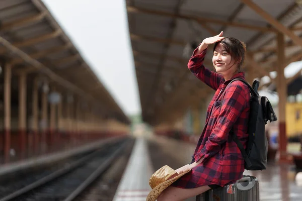 Young traveler woman planning trip at train station. Summer and travel lifestyle concept. — Zdjęcie stockowe