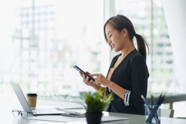 Bir iş kadını, dijital tasarruf hesabı açmak için online bankacılık programı kullanarak KYC 'yi tamamlıyor. Siber güvenliğin tanımı.