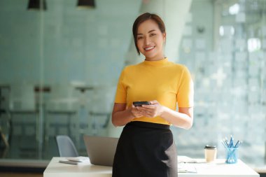 Bir iş kadını, dijital tasarruf hesabı açmak için online bankacılık programı kullanarak KYC 'yi tamamlıyor. Siber güvenliğin tanımı.