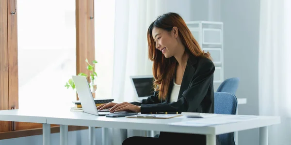 Nowoczesna kobieta biznesu azjatyckiego mają pewność pracy z finansów w biurze. Koncepcja rachunkowości. — Zdjęcie stockowe