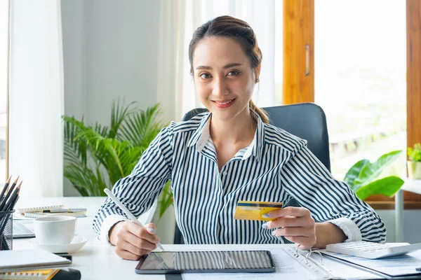 Концепція електронної комерції. Щаслива жінка купує та онлайн оплата кредитною карткою . — стокове фото