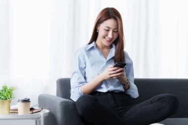 Bir iş kadını, dijital tasarruf hesabı açmak için online bankacılık programı kullanarak KYC 'yi tamamlıyor. Siber güvenliğin tanımı.