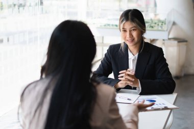 Bir iş görüşmesi sırasında, İK yöneticileri iyi bir çalışan arıyorlar. Yönetici, aday hakkında olumlu bir izlenim edindi.