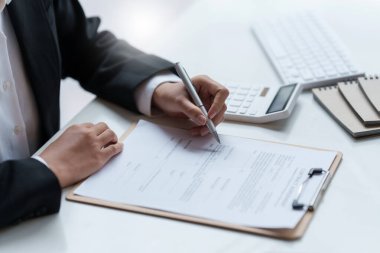 Business Woman 'ın ev satın almak için anlaşma imzalamasını kapatın. Banka yöneticisi kavramı.
