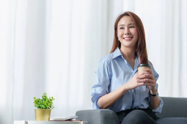 Beautiful asian woman with coffee at office. — Φωτογραφία Αρχείου