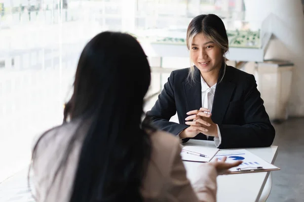 Egy állásinterjú során a HR menedzserek jó új alkalmazottat keresnek. Menedzser pozitív első benyomást a jelölt. — Stock Fotó