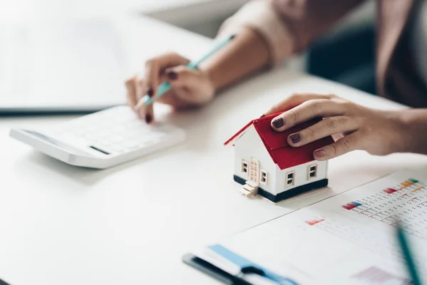 Närbild av Business kvinna peka och underteckna avtal för att köpa hus. Bankchefskoncept. — Stockfoto