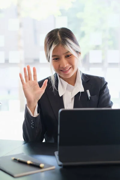 Hermosa mujer asiática usando aplicación de videollamada. blogger, videoconferencia, concepto de uso cómodo. — Foto de Stock