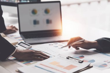 Fon yöneticileri takım danışmanlığı ve yatırım borsasının analizi hakkında tartışmalar. İş Finans Konsepti.