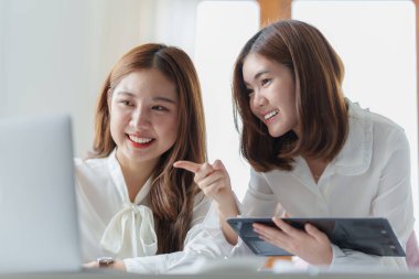 Başarılı bir iş ve hedeflere ulaşan bir ortak. Hesap ve Finans kavramı.