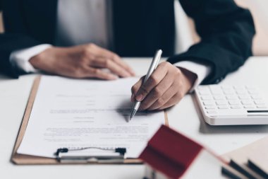 Business Woman 'ın ev satın almak için anlaşma imzalamasını kapatın. Banka yöneticisi kavramı.