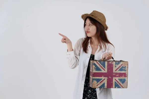 Charming woman with hand bag ready to summer travel. isolated over white background. — Stockfoto