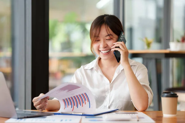現代のアジアのビジネス女性はオフィスで財務についてのパートナーと自信を持って話しています。会計の概念. — ストック写真