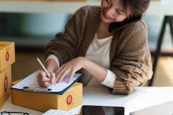 Asiatischer Kleinunternehmer, der im Home Office arbeitet. Geschäftskundenmarkt und Online-Verkauf Marketing Delivery, KMU E-Commerce-Konzept. — Stockfoto