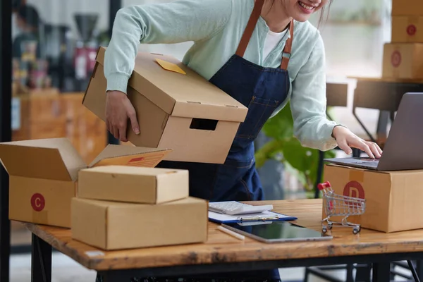 Online Marketing Verpackung Box Delivery Konzept. Asiatin gründet selbstständig ein kleines Unternehmen mit Paketkasten für die Zustellung zum Kunden. — Stockfoto