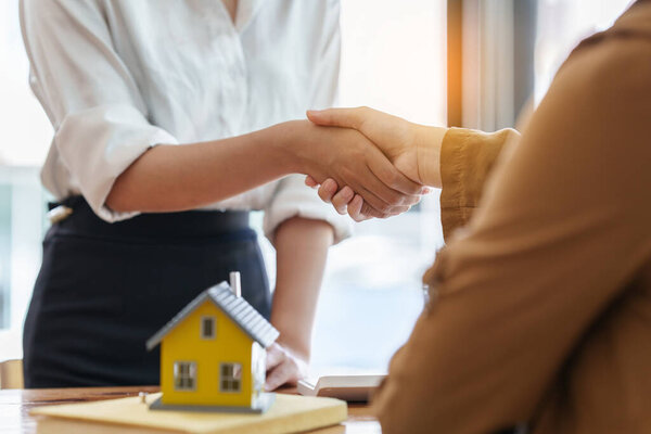 Агент и клиент встречи и рукопожатия после хорошей сделки на покупку дома. Концепция договора и недвижимости.