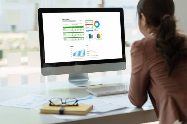 İş kadını şirketin mali sonuçlarını ve bütçesini analiz ediyor. Hesap Denetim Kavramı.