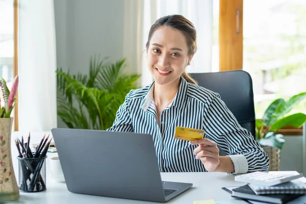 Retrato de mujer de negocios asiática de compras y pago en línea con tarjeta de crédito. — Foto de Stock