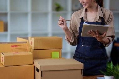 Asyalı kadını kapat, e-ticaret çalışanı serbest müşteri için paket kutusuyla birlikte. Çevrimiçi pazarlama kutu teslimatı kavramı.