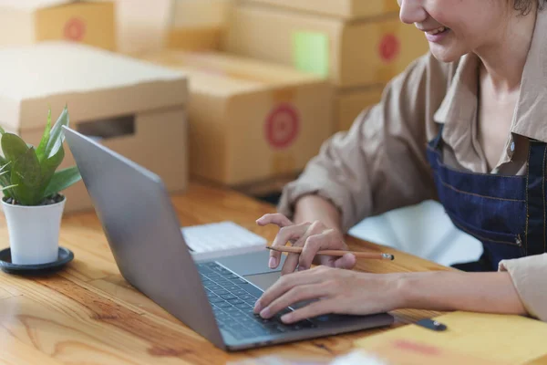 Asiatin aus nächster Nähe, freiberufliche E-Commerce-Mitarbeiterin mit Paketkasten für die Zustellung an den Kunden. Online Marketing Verpackungsbox Lieferkonzept. — Stockfoto