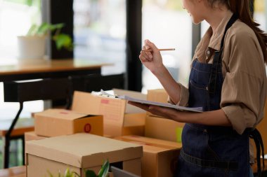 Asyalı kadını kapat, e-ticaret çalışanı serbest müşteri için paket kutusuyla birlikte. Çevrimiçi pazarlama kutu teslimatı kavramı.