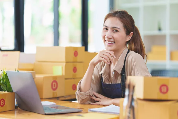 A portrait of Asian woman, e-commerce employee freelance with parcel box for deliver to customer. Online marketing packing box delivery concept. — Foto de Stock