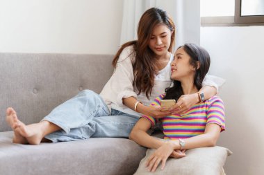 Genç Asyalı Kadın LGBT lezbiyen çift yatak odasında mutlu anları seviyor. LGBTQ veya Gay and pride concpet.